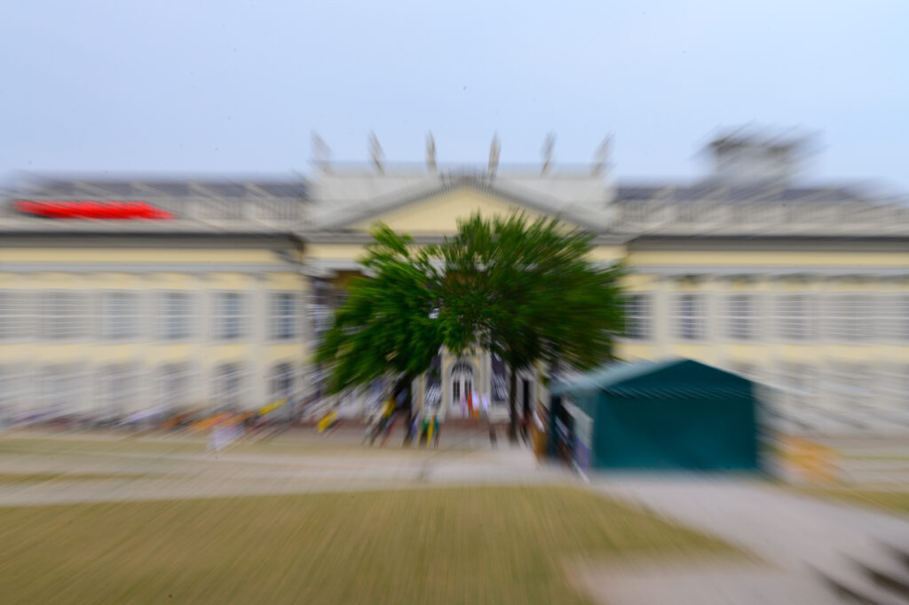 documenta-Halle am Friedrichsplatz in Kassel eingefangen mit Zoomeffekt.