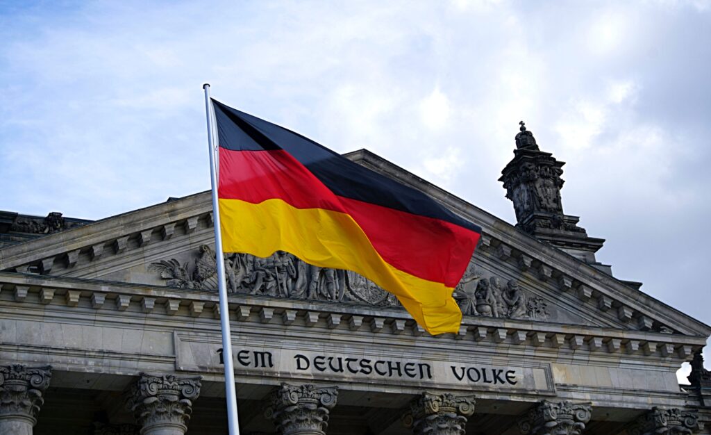 Foto von Ingo Joseph: https://www.pexels.com/de-de/foto/deutschland-flagge-vor-dem-gebaude-109629/