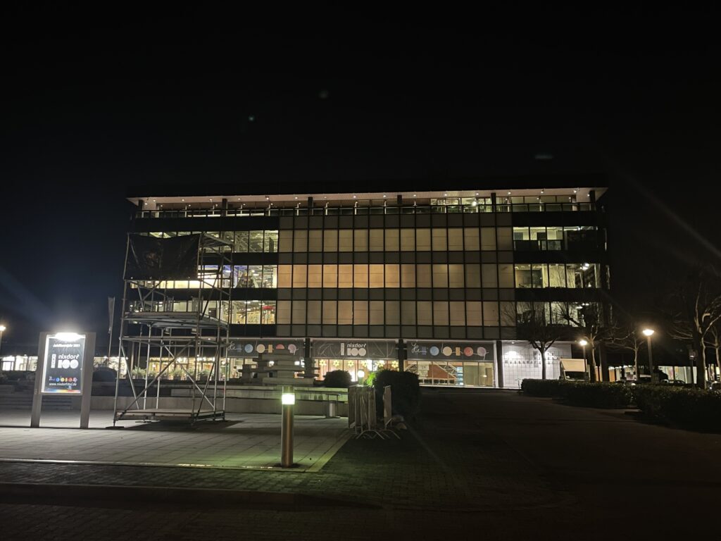Wolfgang M. Schmitt und Ole Nymoen in Paderborn: Was macht „Wohlstand für Alle“ richtig? 3 Bei Dezember-Dunkelheit: das HeinzNixdorf MuseumsForum in Paderborn. (Foto: Paul Bröker)