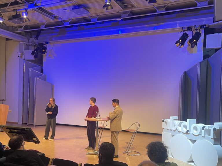 Diskussion im HeinzNixdorf MuseumsForum: Ole Nymoen (links) und Wolfgang M. Schmitt im Gespräch mit Mediensoziologin Larissa Lenze. (Foto: Paul Bröker)