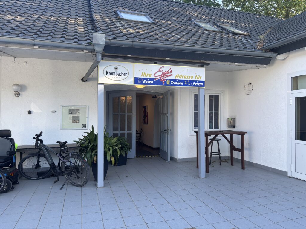 Wohnungsbaugenossen versammeln sich und warten – zum Dank ein Teller mit Braten 2 IMG 0997