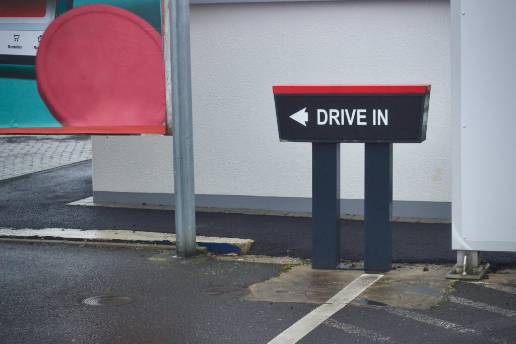 Ortsbeirat Wehlheiden: Bald Drive-Thru wie bei McDonald’s für Elterntaxis an der Hupfeldschule? 2 pexels peter dyllong 2158803154 36712502